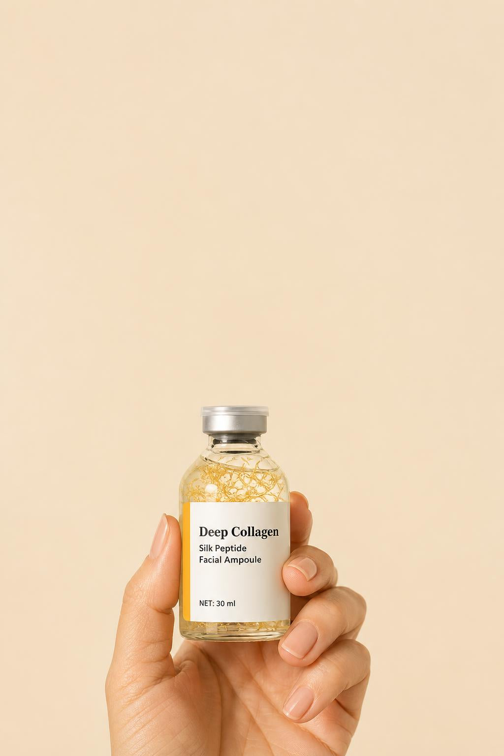 Mano sosteniendo la ampolla Deep Collagen